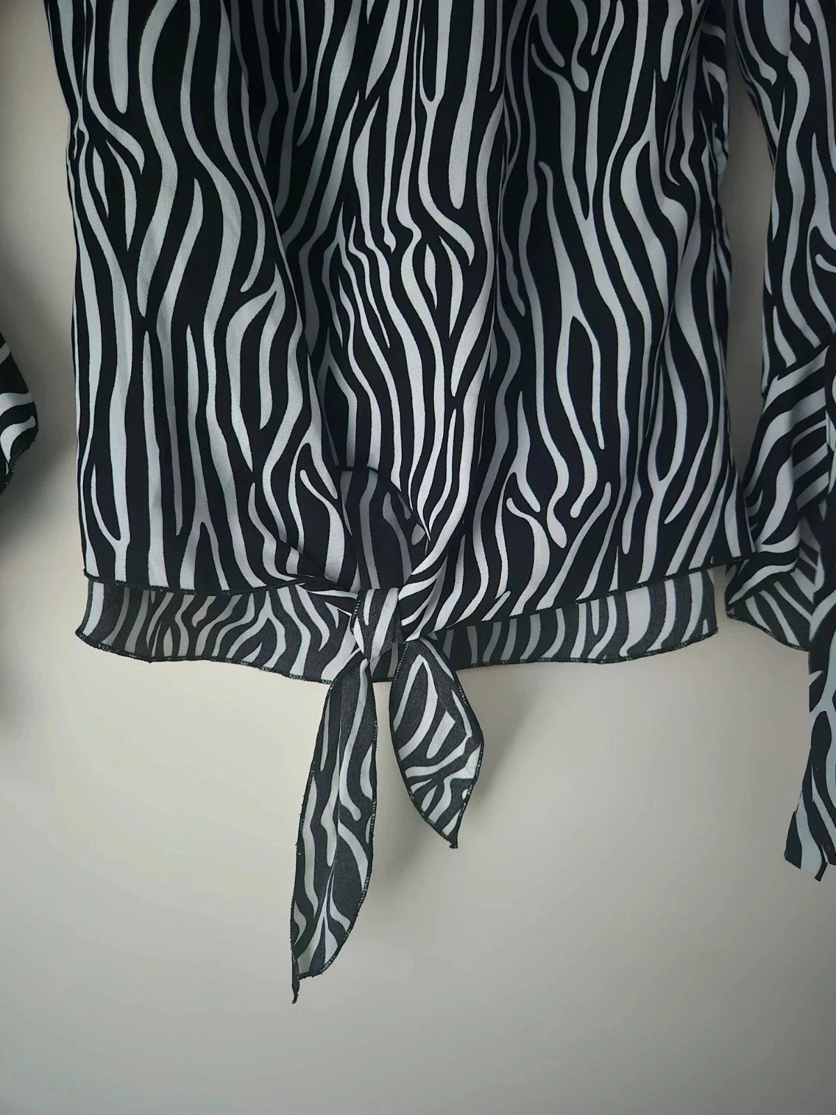Blusa con estampado de cebra talla L con detalle de lazo – photo 3